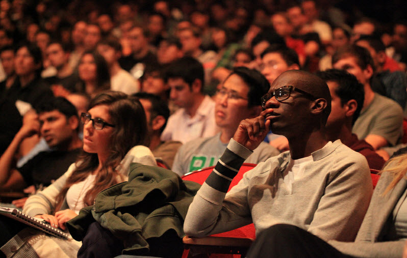 audience-listening-to-public-speaker-voiceable